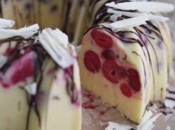 Семифредо из белого шоколада и сливок с вишней