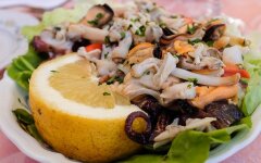Салат с кукурузой, авокадо и осьминогами