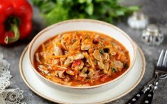 Гуляш из куриных желудков с томатной пастой и сметаной