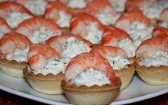 Закусочные тарталетки с творогом и креветками