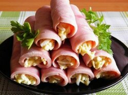 Ветчинные рулетики с чесноком, сыром и яйцами