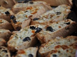 Бискотти с курагой, миндалем и изюмом