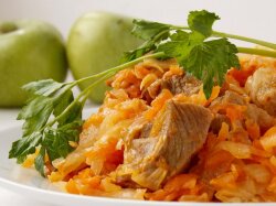 Тушеная капуста с мясом, помидорами и перцем в мультиварке