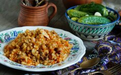 Плов из перловки с мясом и острым перцем