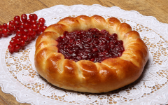 Брусничный пирог с корицей из дрожжевого теста