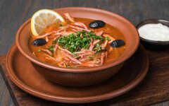 Сборная солянка с копченостями, оливками и лимоном