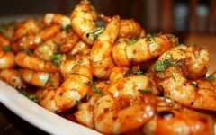 Острые креветки с лимоном в чесночном соусе