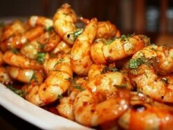 Острые креветки с лимоном в чесночном соусе