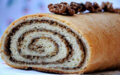 Маковый рулет с орехами к чаю