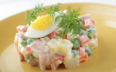Салат «Столичный» с курицей и маринованными грибами