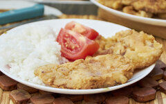 Пангасиус в кляре на сковороде с рисом