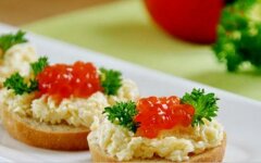 Бутерброды с красной икрой, лимоном и зеленью