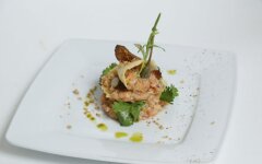 Тартар из лосося с каперсами и соком лайма