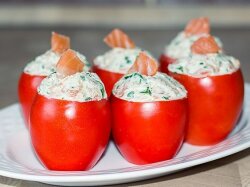 Помидоры, фаршированные красной рыбой с сыром