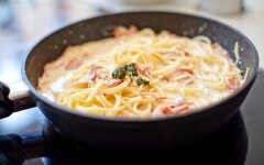 Карбонара с беконом и помидорами в сливках