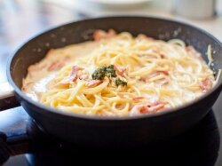 Карбонара с беконом и помидорами в сливках