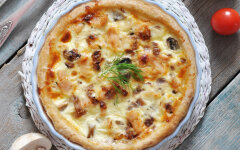 Открытый пирог с курицей и маринованными шампиньонами