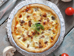 Открытый пирог с курицей и маринованными шампиньонами
