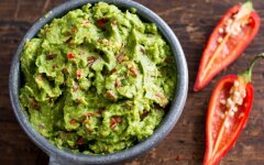 Гуакамоле с перцем чили и помидорами