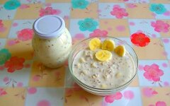 Овсянка в банке с бананом и арахисовым маслом