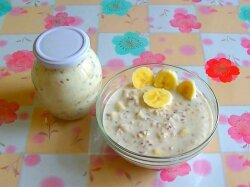 Овсянка в банке с бананом и арахисовым маслом
