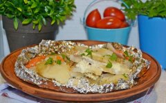 Запеченная горбуша с картошкой в сливках