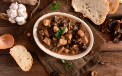 Простой суп из лесных грибов с картофелем