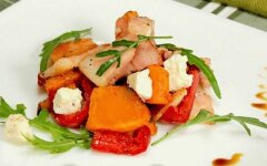 Салат тыквенный с рукколой и беконом