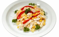 Салат из куриной грудки с кукурузой и болгарским перцем