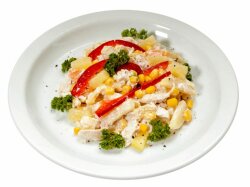 Салат из куриной грудки с кукурузой и болгарским перцем