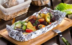 Курица с овощами в фольге на мангале
