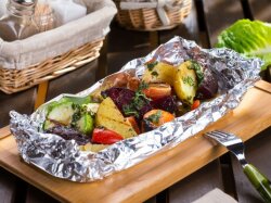 Курица с овощами в фольге на мангале