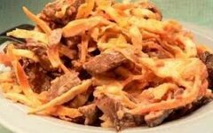 Салат из печени с омлетом и орехами