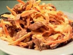 Салат из печени с омлетом и орехами