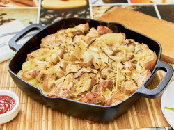 Картофель с грудинкой и луком в духовке