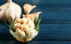 Маринованный чеснок с корицей в луковой шелухе