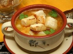 Гороховый суп с копчеными ребрышками и сельдереем