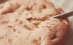 Заливная яблочная шарлотка