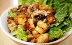 Салат «Цезарь» с курицей, шампиньонами и помидорами черри