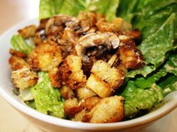 Салат «Цезарь» с курицей, шампиньонами и помидорами черри