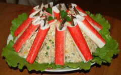 Салат «Морской каприз» с кальмарами и крабовыми палочками