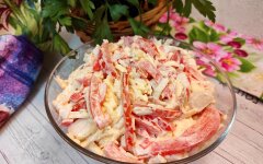 Салат из крабовых палочек с помидорами и сыром