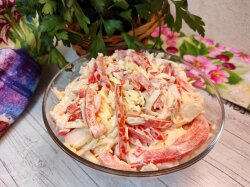 Салат из крабовых палочек с помидорами и сыром