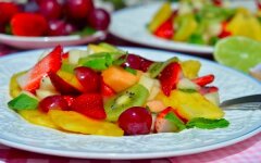 Легкий салат из фруктов с лимонным кремом