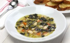 Постный суп из белой фасоли с маслинами