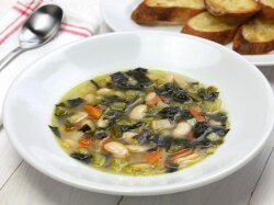 Постный суп из белой фасоли с маслинами