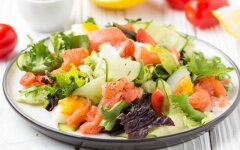 Теплый салат из красной рыбы с мандаринами