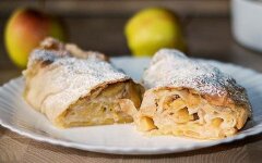 Яблочный штрудель с лимоном и изюмом