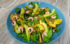 Салат с чечевицей, рукколой, креветками и авокадо