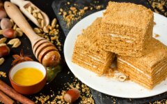 Медовик с кремом из сметаны и сахарной пудры